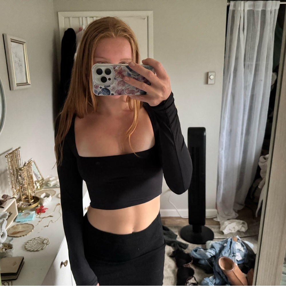 Elegant Black Long Sleeve Crop Top
